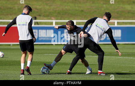 England's Kieran Trippier (Mitte) während des Trainings im St George's Park, Burton. Stockfoto