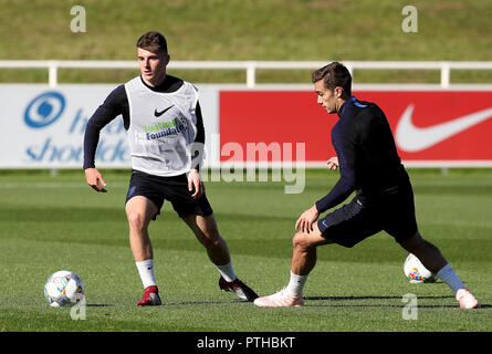 England's Maurer Berg (links) und Harry Winks (rechts) während des Trainings im St George's Park, Burton. Stockfoto