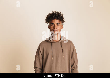 Portrait einer jungen afro-amerikanische Mann im T-Shirt gekleidet, isoliert Stockfoto
