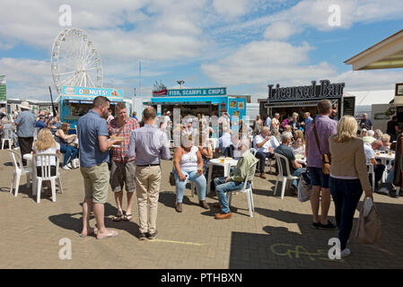 Menschen, die saßen und aßen, saßen draußen an Imbissständen bei der Great Yorkshire Show im Sommer Harrogate North Yorkshire England Großbritannien Großbritannien Großbritannien Großbritannien Großbritannien Großbritannien Stockfoto