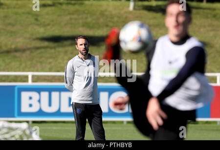 England Manager Gareth Southgate schaut während des Trainings im St George's Park, Burton. Stockfoto