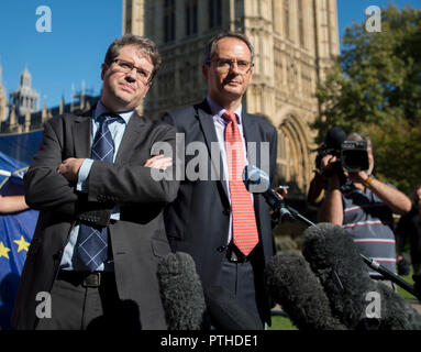 Gründer von Bellingcat Eliot Higgins (links) und Bellingcat investigator Christo Grozev sprechen mit der Presse an College Green in London. Stockfoto