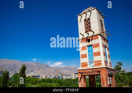 Ein Turm Struktur in Ab-o-atash Park in Teheran, Iran Stockfoto