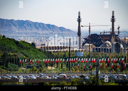 Ein Blick auf die Imam Khomeini Musalla aus Tabiat Brücke in Teheran, Iran Stockfoto