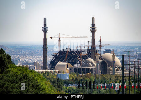 Ein Blick auf die Imam Khomeini Musalla aus Tabiat Brücke in Teheran, Iran Stockfoto