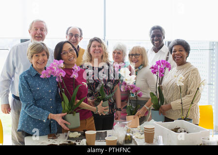 Porträt Lächeln aktive Senioren genießen blumenarrangierens Klasse Stockfoto