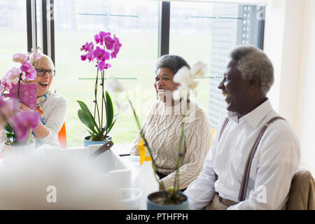 Gerne aktive Senioren genießen blumenarrangierens Klasse Stockfoto