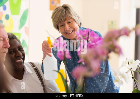 Aktive Senioren genießen blumenarrangierens Klasse Stockfoto