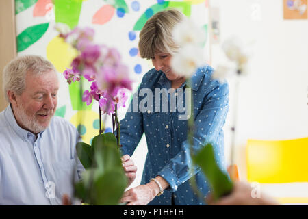 Active Senior Paar beim blumenstecken Klasse Stockfoto