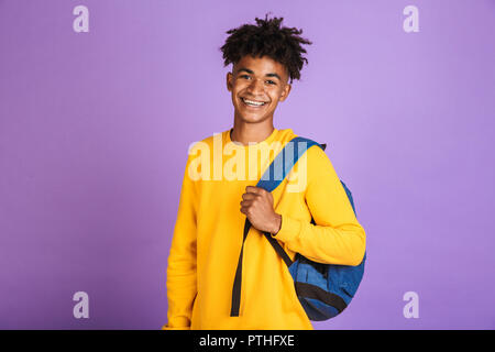 Porträt einer fröhlichen jungen afro-amerikanische Mann in Sweatshirt mit Rucksack gekleidet isoliert Stockfoto