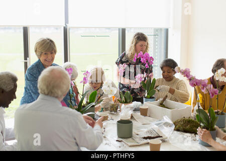 Aktive Senioren genießen blumenarrangierens Klasse Stockfoto