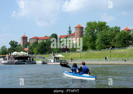 Schloss Wawel in Krakau. Blick von der Seite der Weichsel. Im Vordergrund Kanuten schwimmen auf der Weichsel. Stockfoto