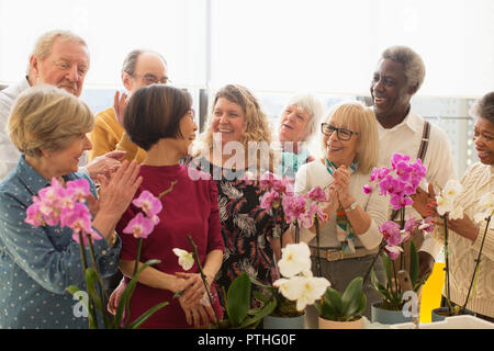 Gerne aktive Senioren genießen blumenarrangierens Klasse Stockfoto