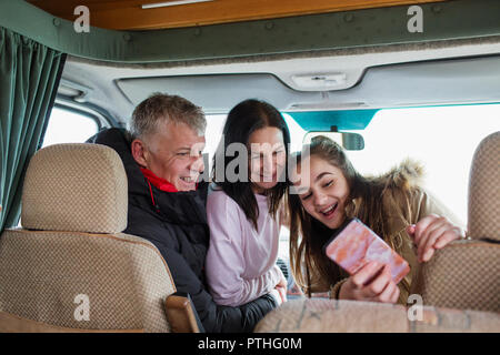 Glückliche Familie mit smart phone unter selfie in Motor home Stockfoto