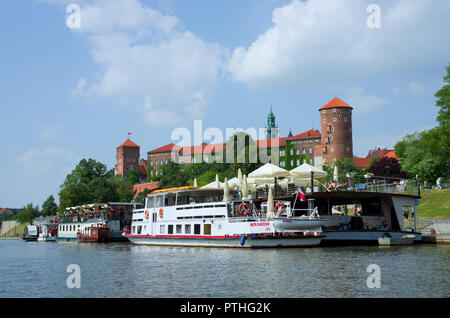 Schloss Wawel in Krakau. Blick von der Seite der Weichsel. Im Vordergrund ein Schiff. Stockfoto