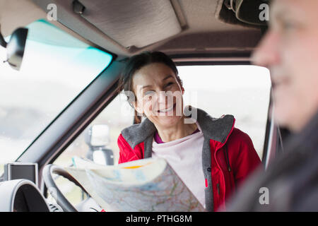 Paar mit Karte, in Motor home Stockfoto