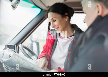 Paar an der Karte im Motor Home Suchen Stockfoto