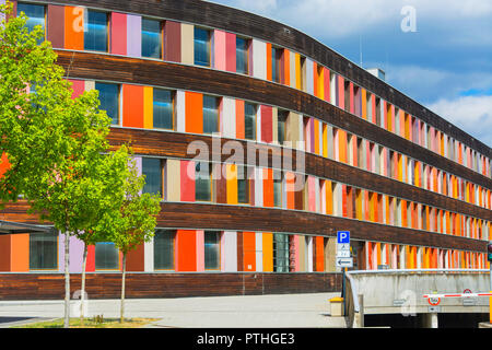 Umwelt und bunte Fassade des Umweltbundesamtes in Dessau Stockfoto