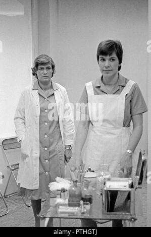 Geschichten aus der Zukunft, Fernsehserie, Deutschland 1978 - 1980, Episode: Geliebte Knechtschaft, Regie: Georg Tessler, Darsteller: Christina Khivon (links) Stockfoto