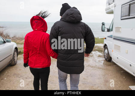 Paar außerhalb Motor home Stockfoto