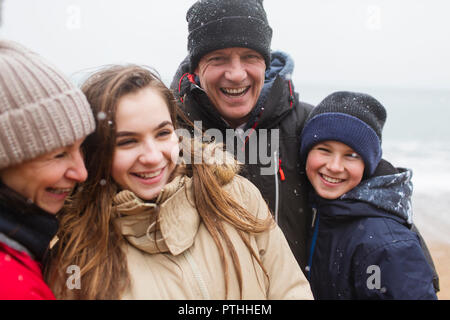 Schnee über glückliche Familie in warme Kleidung Stockfoto