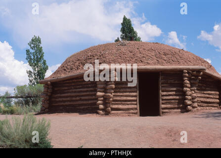 Traditionelle Navajo Hogan mit Tor, das nach Osten weist, Log, Canyon de Chelly, Arizona. Foto Stockfoto