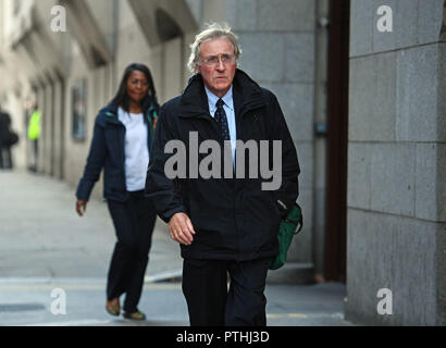 GP Alan Tutin, verlässt das Old Bailey, London, wo er Gesichter 27 Aufladungen des ungehörigen Angriff und eine Aufladung des Angriffs durch Eindringen auf Termine zwischen 1981 und 2004, nachdem er eine Frau in einer "unreifen Benny Hill" Mode groped und sexuell angegriffen wurden eine Reihe von anderen Patienten, die unter dem Deckmantel der medizinischen Untersuchungen, hat ein Gericht gehört. Stockfoto