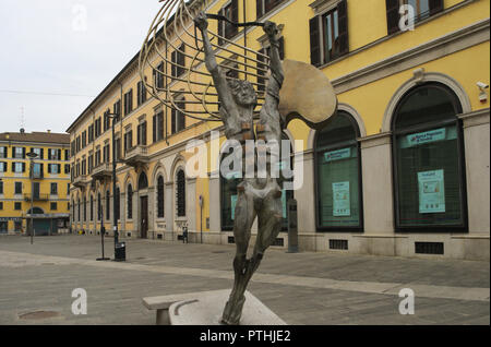 Piazza Gramsci mit der Skulptur Ikarus (Icaro) von Giancarlo Marinucci, Novara, Piemont, Italien Stockfoto