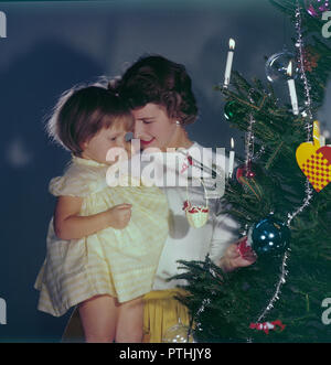 Weihnachten in den 1950er Jahren. Eine Mutter und ihre Tochter steht der Weihnachtsbaum. Schweden 1950. Ref BV Aufzeichnung 100-11 Stockfoto