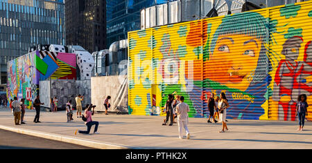 Ein Fotograf schießt sein schwarzes Modell in der Fulton Street New York in der Nähe des Freedom Tower auf einem wunderschönen Später sonniger Nachmittag Stockfoto