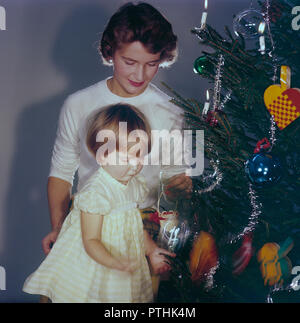 Weihnachten in den 1950er Jahren. Eine Mutter und ihre Tochter steht der Weihnachtsbaum. Schweden 1950. Ref BV 100-10 Stockfoto