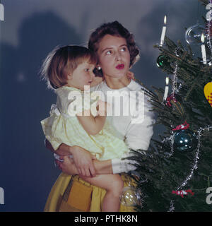 Weihnachten in den 1950er Jahren. Eine Mutter und ihre Tochter steht der Weihnachtsbaum. Schweden 1950. Ref BV 100-12 Stockfoto