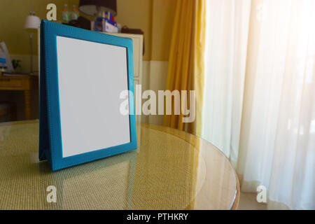 Blau Leder Zeichen mockup banner Bilderrahmen und verschwommenes hotel zimmer Hintergrund. Stockfoto