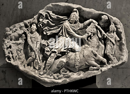 Mithras Entlastung 2. Jahrhundert N.CHR. römische Geheimnis Religion des Gottes Mithras im Römischen Reich 1. Jahrhundert praktiziert wurde. (In den Kult des Gottes des Lichts Mithras. Die Sonne Gott zwingt der Stier auf den Boden in einer Höhle, aber er schaut auf, von wo aus Er erwartet ein Zeichen des Tötens. Die orientalischen Geheimnis Kult) entwickelte sich aus dem persischen Welt der Götter. Stockfoto