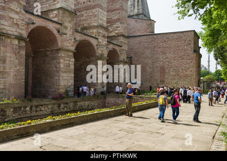 Touristen vor dem Haupteingang an der Hagia Sophia Museum an einem sonnigen Frühlingstag, Istanbul, Türkei Stockfoto