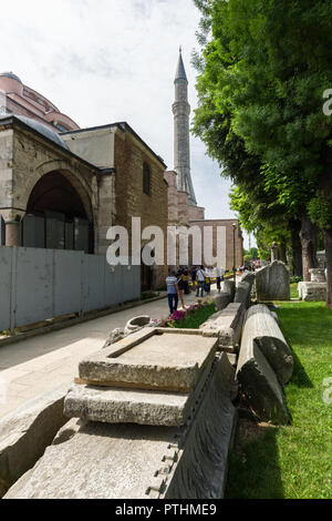 Touristen vor dem Haupteingang an der Hagia Sophia Museum an einem sonnigen Frühlingstag, Istanbul, Türkei Stockfoto