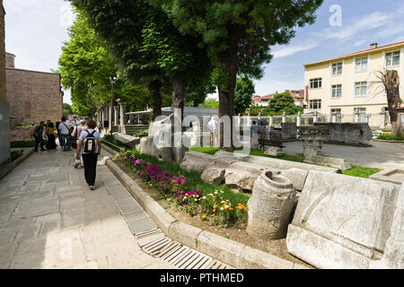 Touristen vor dem Haupteingang an der Hagia Sophia Museum an einem sonnigen Frühlingstag, Istanbul, Türkei Stockfoto