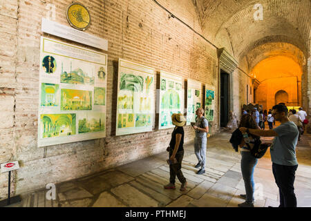 Touristen Informationen anzeigen Bretter mit Geschichte der Hagia Sophia Museum im Inneren Eingang, Istanbul, Türkei Stockfoto