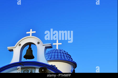 Der Glockenturm von St. Nikolaus Kapelle Nea Artaki Euböa Griechenland - der Beschützer der Seefahrer Stockfoto