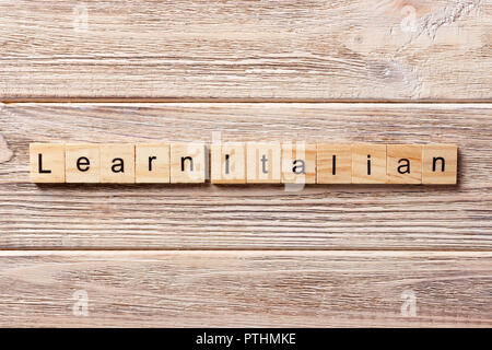 Italienische Wort auf Holz Baustein geschrieben. Italienische Text auf dem Tisch erfahren Sie, Konzept. Stockfoto