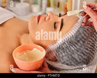 Collagen Gesichtsmaske für Haut Behandlung von Schlamm. Ältere Frau 50-60 Jahre alt, die kosmetischen Verfahren im Beauty Salon. Stockfoto