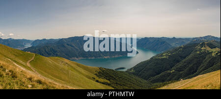 Panoramablick auf den Comer See vom Wanderweg zum Monte Tremezzo gesehen Stockfoto