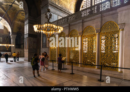 Die Bibliothek von Mahmud ich mit verzierten bronze Grids in der Hagia Sophia Museum mit Touristen in der Umgebung wandern, Istanbul, Türkei Stockfoto
