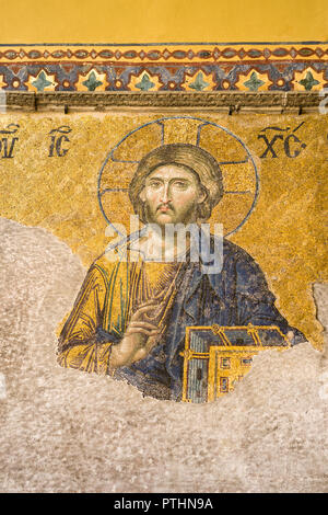 13. jahrhundert Deisis Mosaik Panel der Darstellung Christus, die Jungfrau Maria und Johannes der Täufer in der Hagia Sophia obere Galerie, Istanbul, Türkei Stockfoto