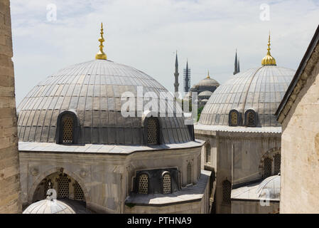 Blick von aussen gewölbte Gebäude, die Hagia Sophia Museum umgeben, die Minarette der Blauen Moschee kann im Hintergrund, Istanbul gesehen werden, T Stockfoto