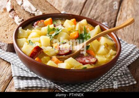 Gemüse dick Kartoffelsuppe mit Würstchen in einer Schüssel close-up auf dem Tisch. Horizontale Stockfoto