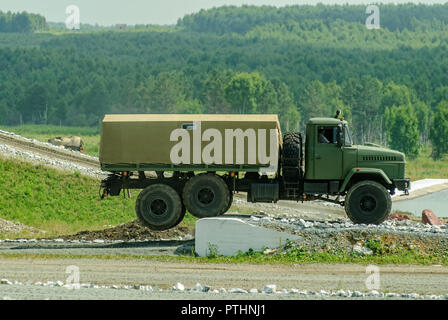 Nizhniy Tagil, Russland - Juli 12. 2008: Vorhang seitig KRAZ Lkw um auf hohe Hindernis kommt. Darstellung der Möglichkeiten von Waffen und militärischer Ausrüstung Stockfoto