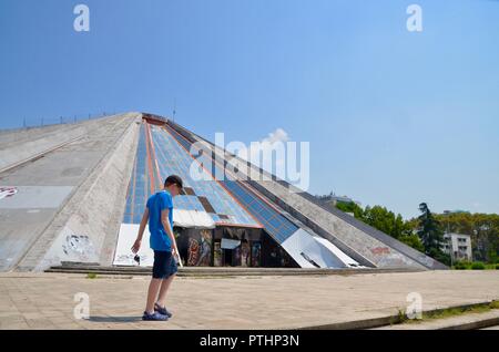 Die Pyramide in Tirana Albanien Ehemalige museum Enver Hoxha und Nachtclub von hoxhas Kinder gebaut Stockfoto