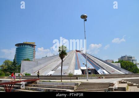 Die Pyramide in Tirana Albanien Ehemalige museum Enver Hoxha und Nachtclub von hoxhas Kinder gebaut Stockfoto