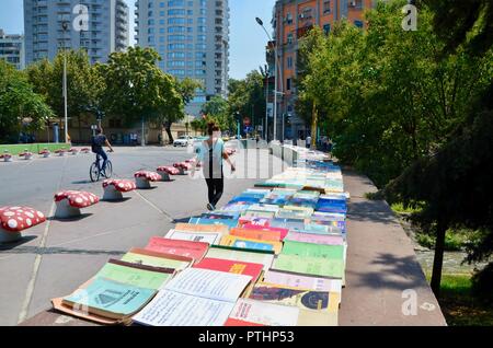 Second Hand Bücher zum Verkauf auf einer Brücke im Zentrum von Tirana, Albanien Stockfoto